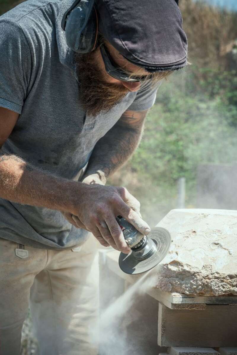 Miguel Sanz trabajando en su taller